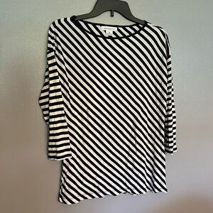 Liz Claiborne MEDIUM black and white 3/4 length sleeve shirt